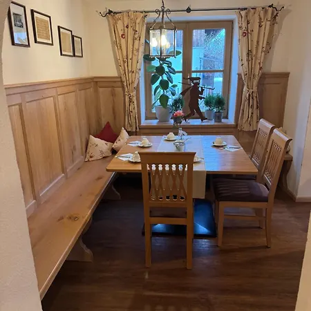 Schweizerhaus Garni 게스트하우스