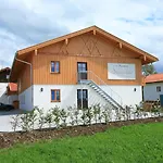 Schweizerhaus Garni בית הארחה ווייארן