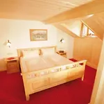 Pensión Schweizerhaus Garni 3*