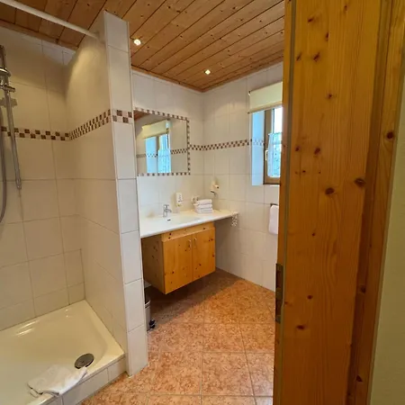 Pensjonat Schweizerhaus Garni 3*